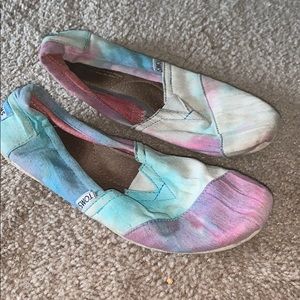 TOMS TYE-DYE SHOES
